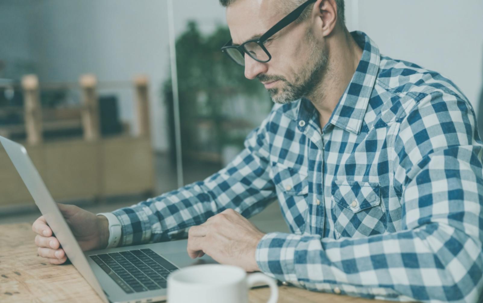 Deltagere arbejder med budgetscenarier på deres devices